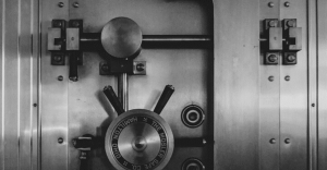 Der Name „Aufsichtsbehörde“ beschreibt die Rolle perfekt. Aufsichtsbehörden regulieren die Arbeitsweise und das faire Geschäftsverhalten der Finanzmärkte. Sie haben ein wachsames Auge auf alle Unternehmen im Finanzsektor.