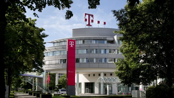 08.08.2016 Bonn Zentrale Deutsche Telekom AG/ Aussenaufnahme magenta Stele Freigabe nur fuer  redaktionelle Verwendung !