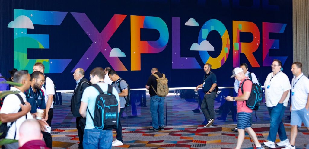 VMware Explore 2024 라스베이거스 인테리어 브랜딩, 에스컬레이터 위를 걷는 참석자들