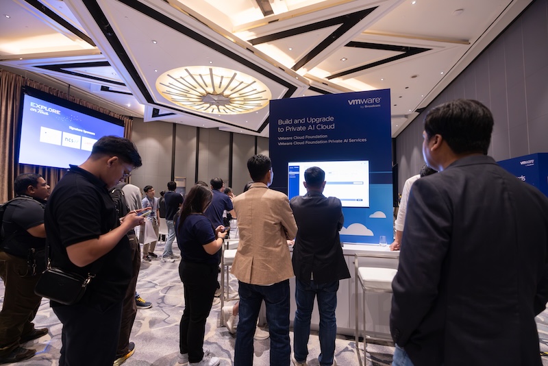 Attendees learning about VCF at VMware Explore on Tour in Singapore