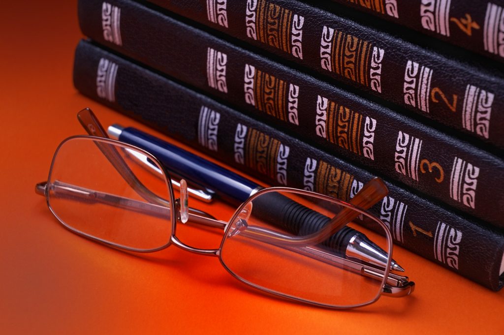 Glasses and book volumes